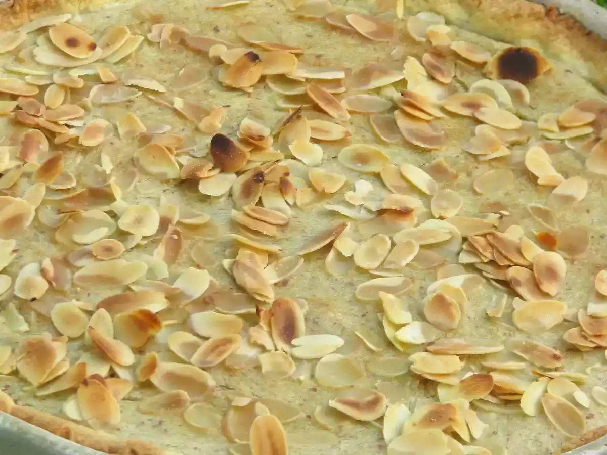 Tarte à la rhubarbe à l'amande amère