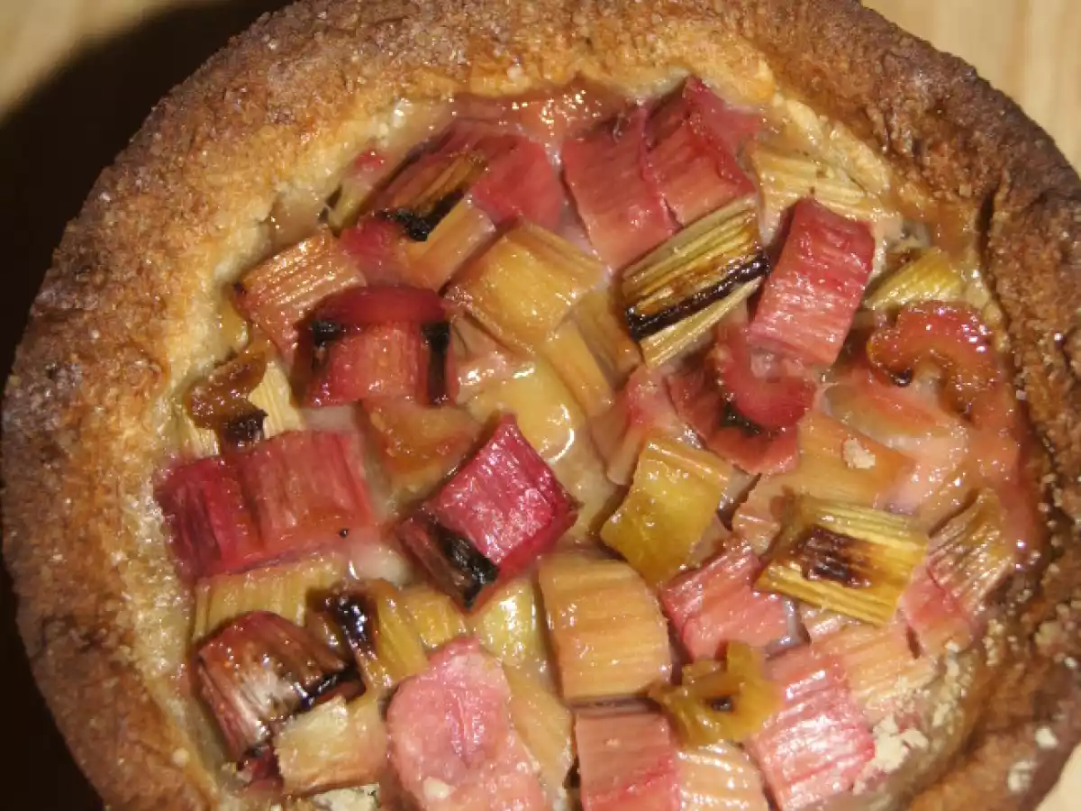 Tarte à la rhubarbe sur pâte croustillante à la farine de châtaigne