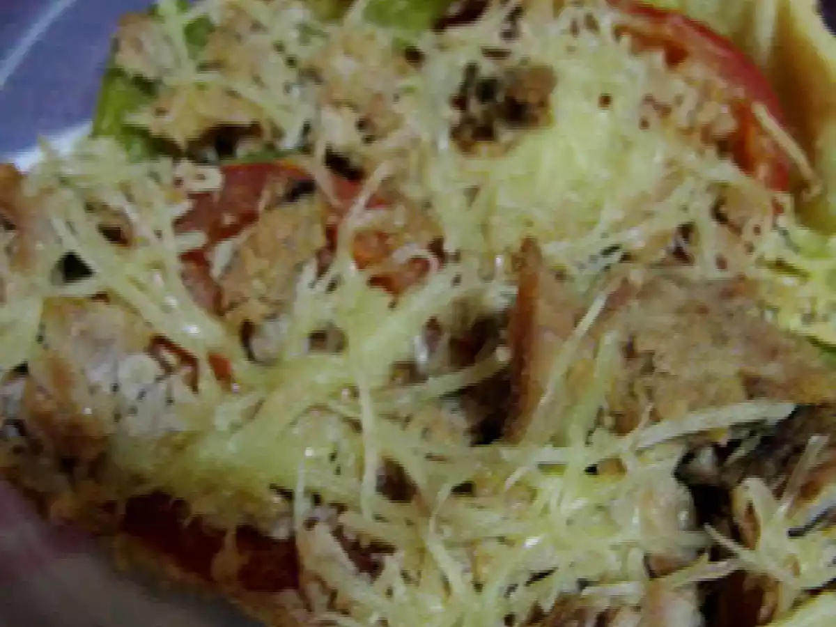 Tarte à la tomate, aux poivrons et au thon