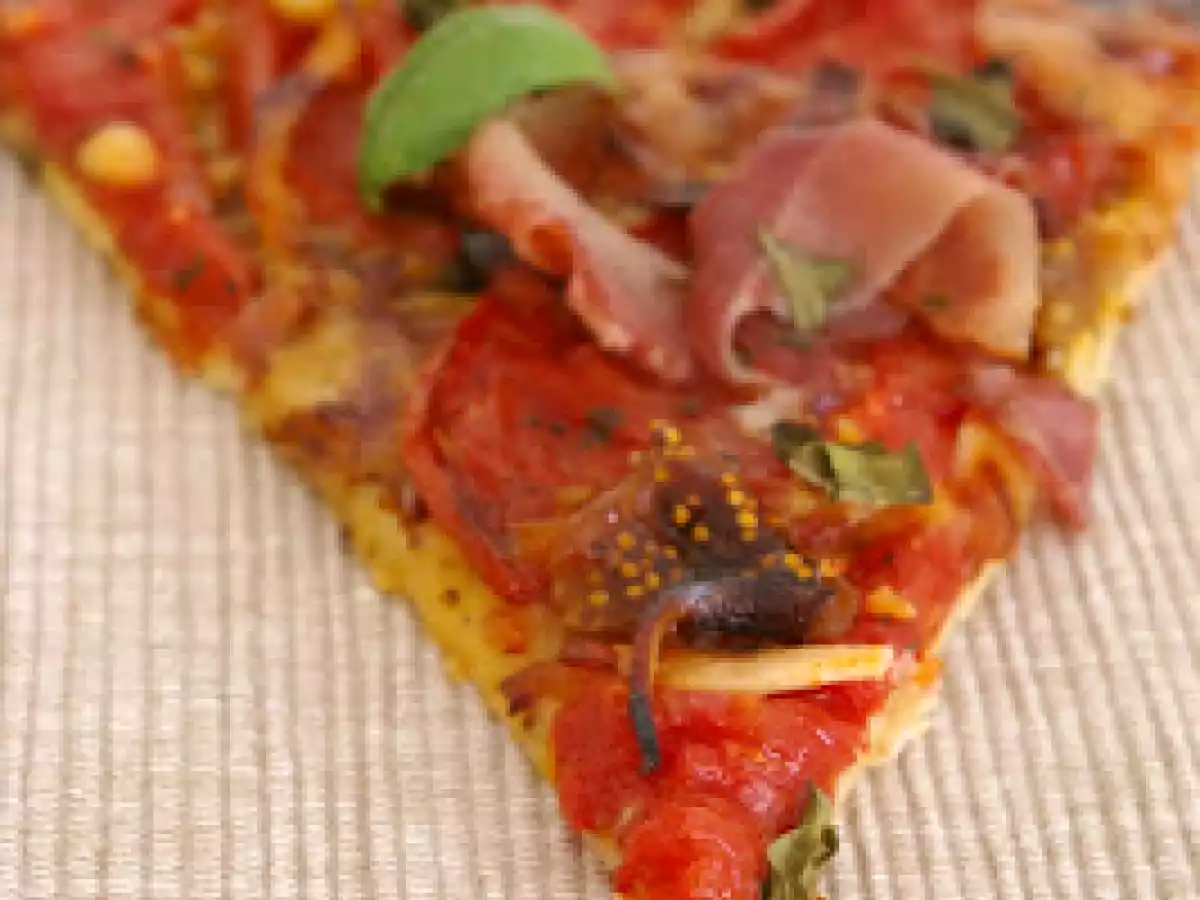 Tarte à la tomate, jambon cru, figues et pignons de pin