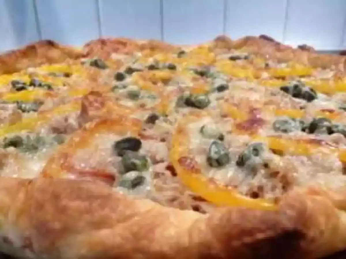 Tarte à la tomate, poivron, thon et câpres