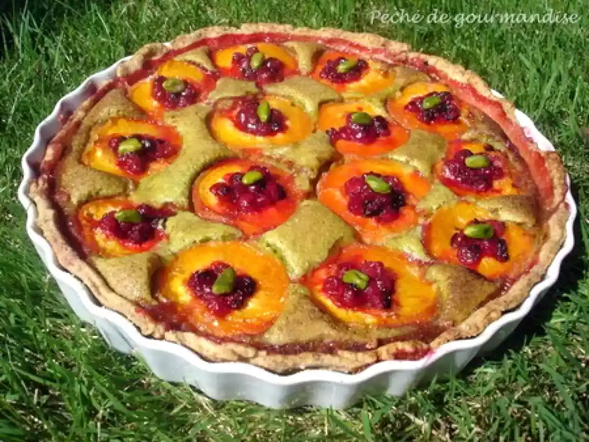 Tarte abricots-groseilles, crème d'amandes à la pistache