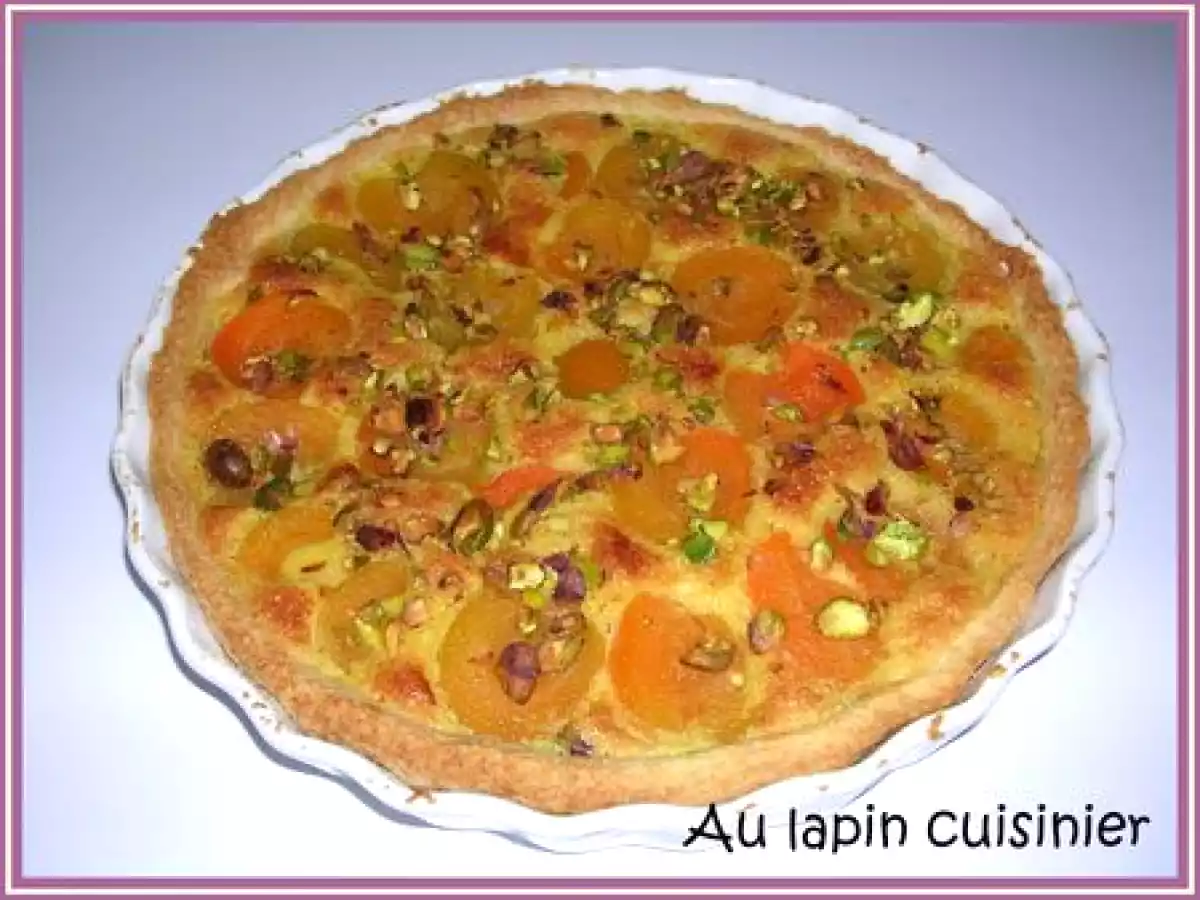 Tarte amandine aux abricots et aux éclats de pistaches