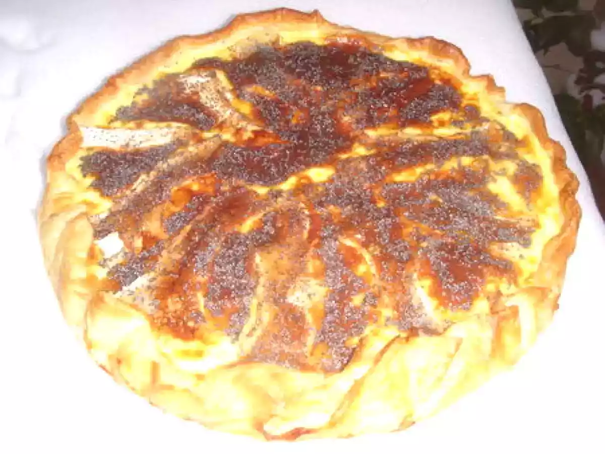 Tarte au camembert et graines de pavot bleues