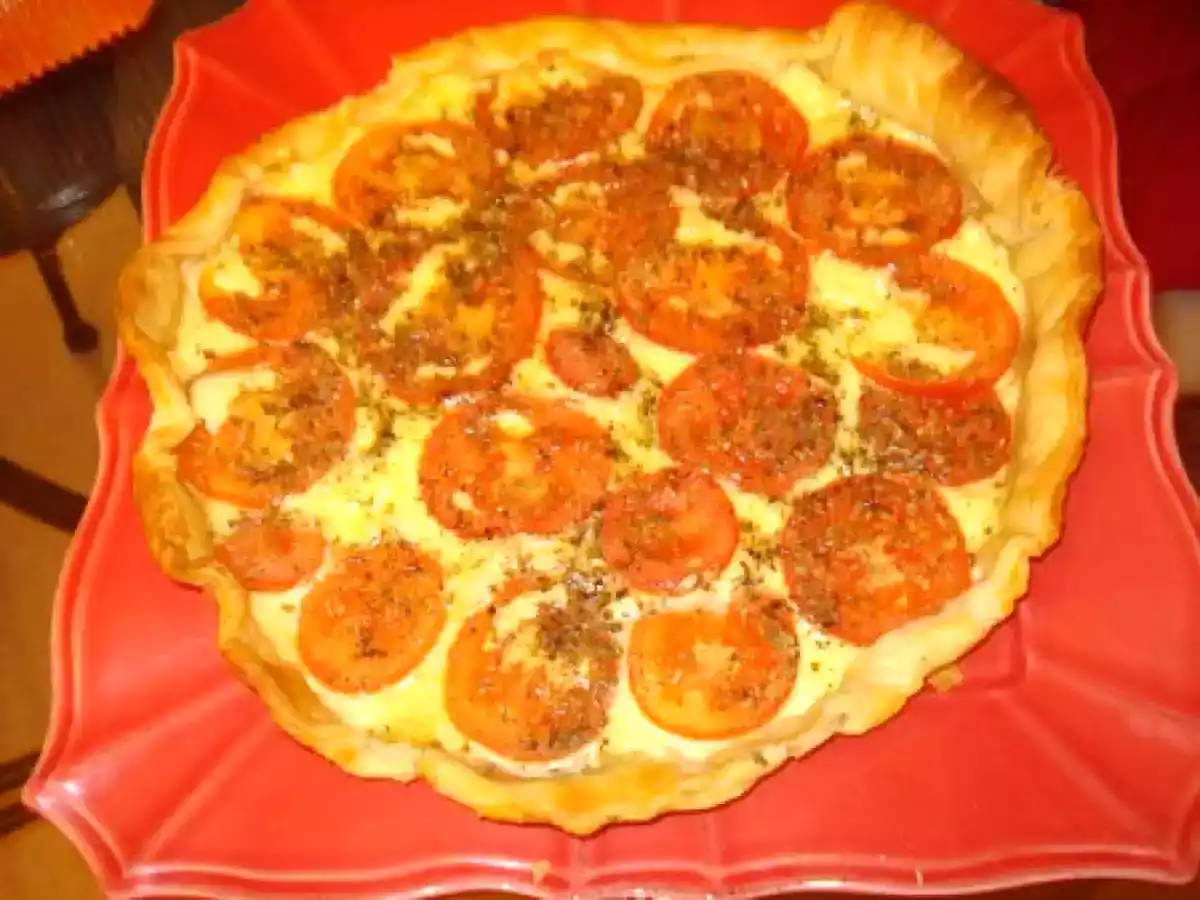 Tarte au cantal entre deux et tomates