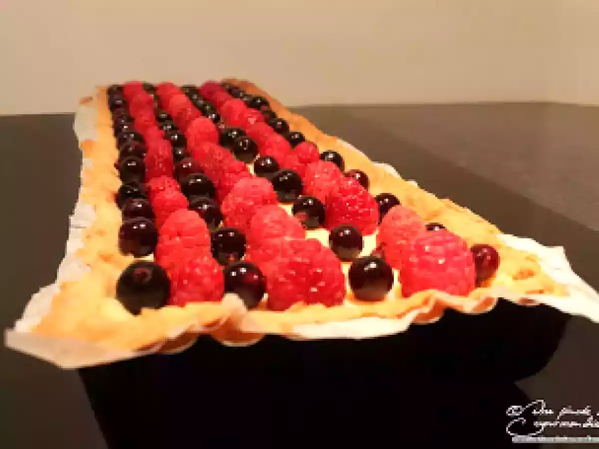 Tarte au chocolat blanc, à la framboise et au cassis.
