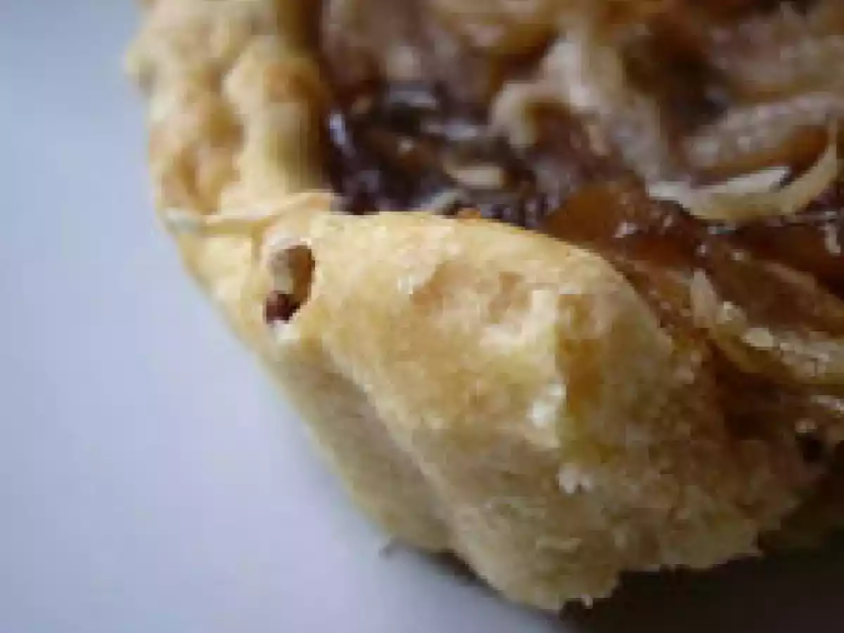 Tarte au chou chinois, oignon confit et baies de sichuan