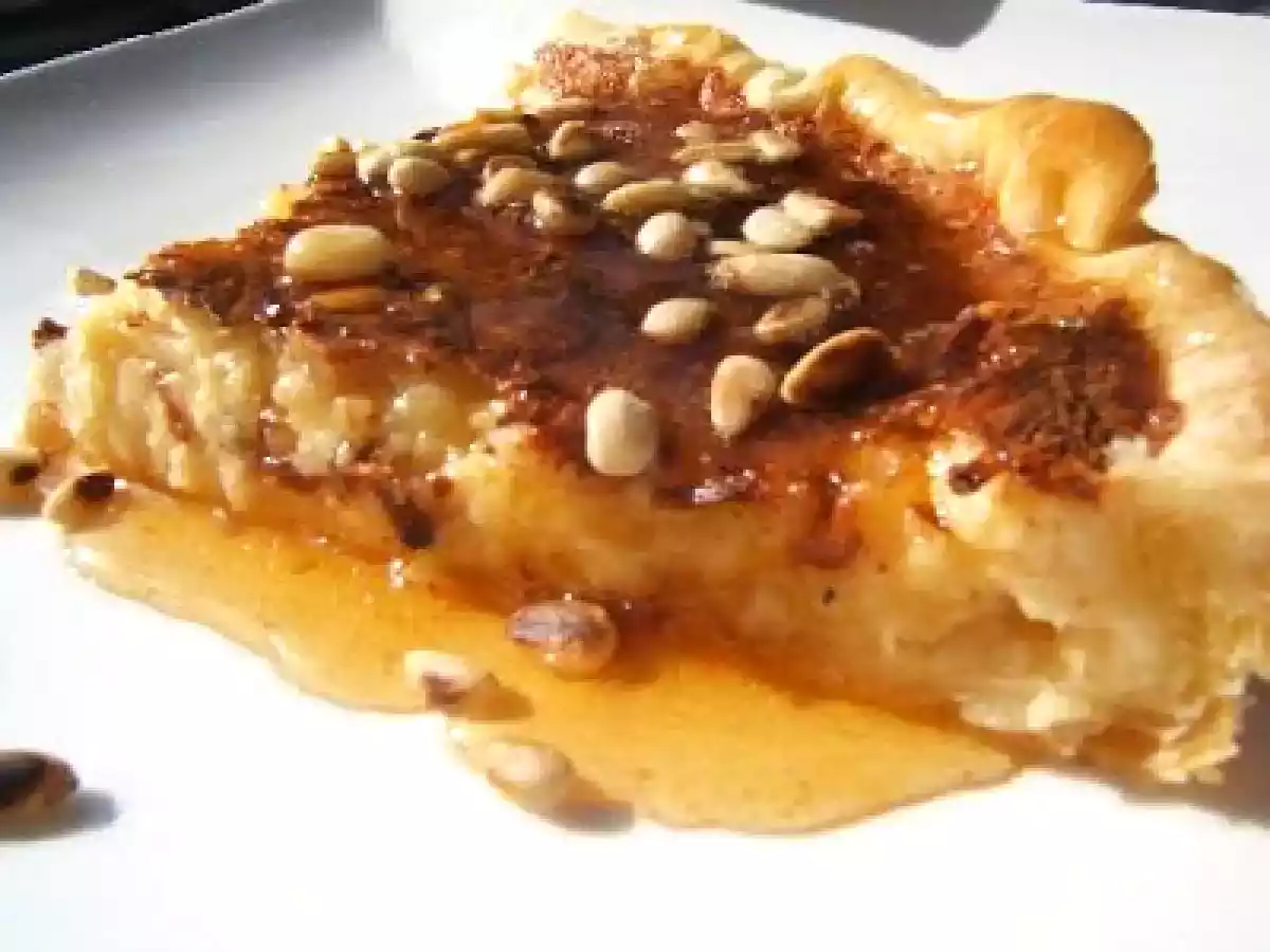 Tarte au gruyère, miel et pignons de pins