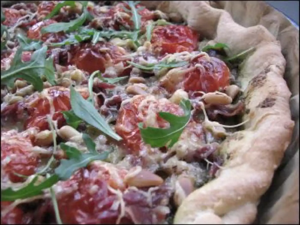 Tarte au pesto de roquette-champignons, tomates & Parme