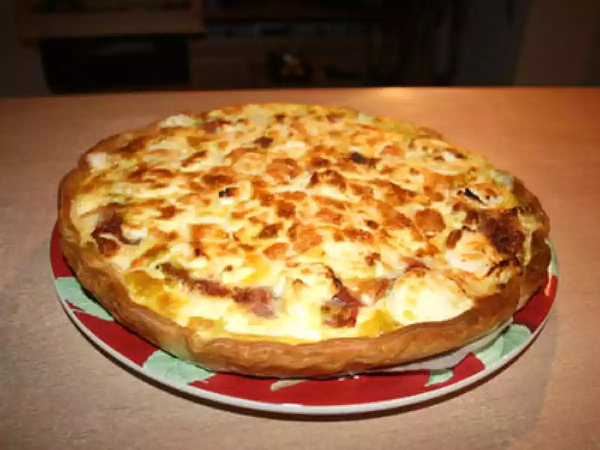 Tarte au pesto, tomates, jambon cru et chèvre