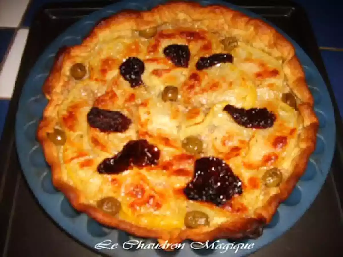 Tarte au thon, parmesan, olives et tomates confites.