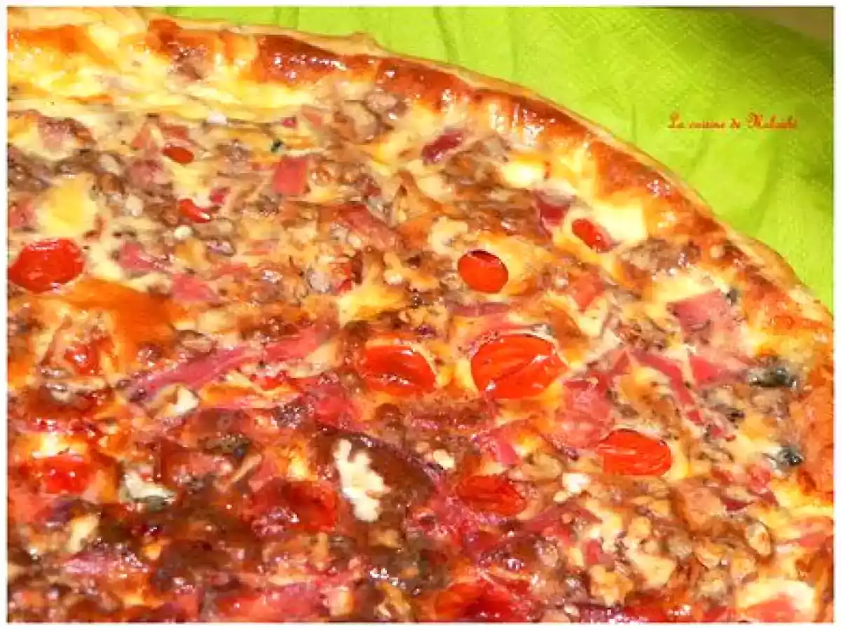 Tarte au tomate cerise, noix, jambon fumée et roquefort
