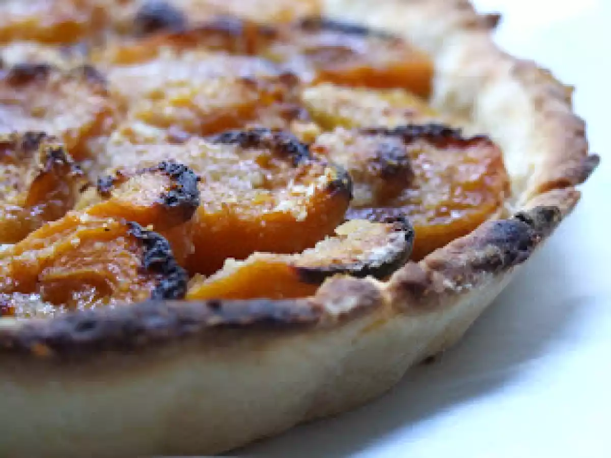 Tarte aux abricots, à l'huile d'olive et à la noix de tonka