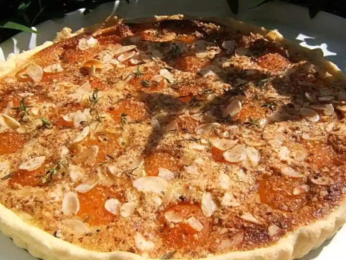 Tarte aux abricots, amandes, miel et thym
