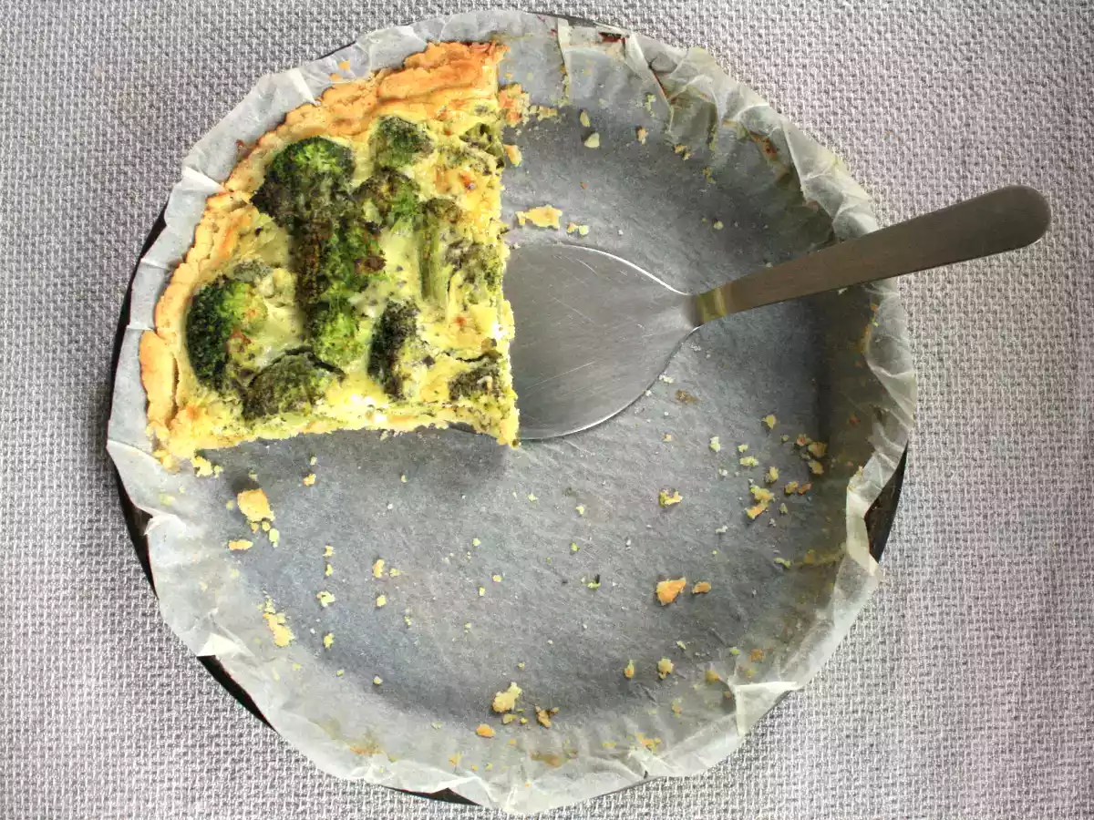 Tarte aux brocolis, chèvre frais & pesto