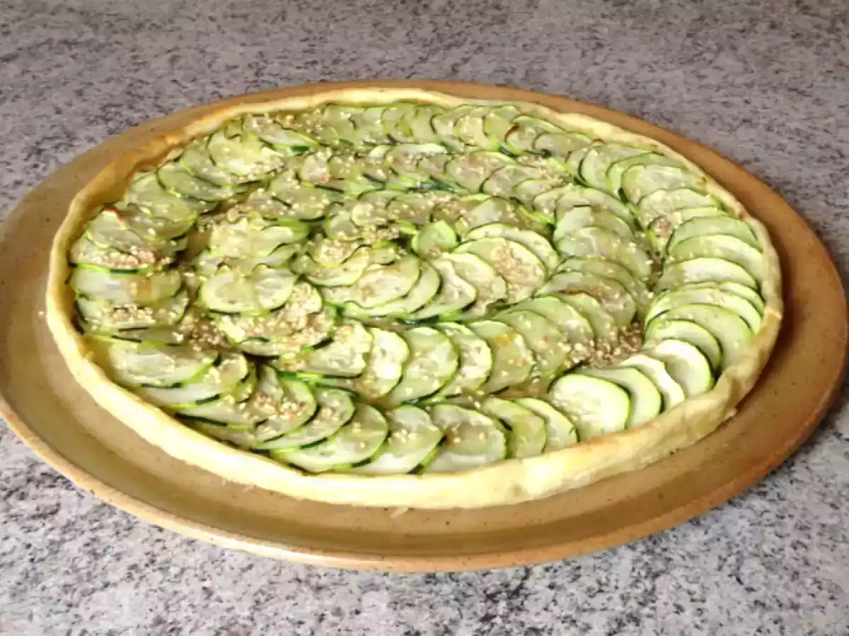 Tarte aux courgettes, parmesan, miel, sésame