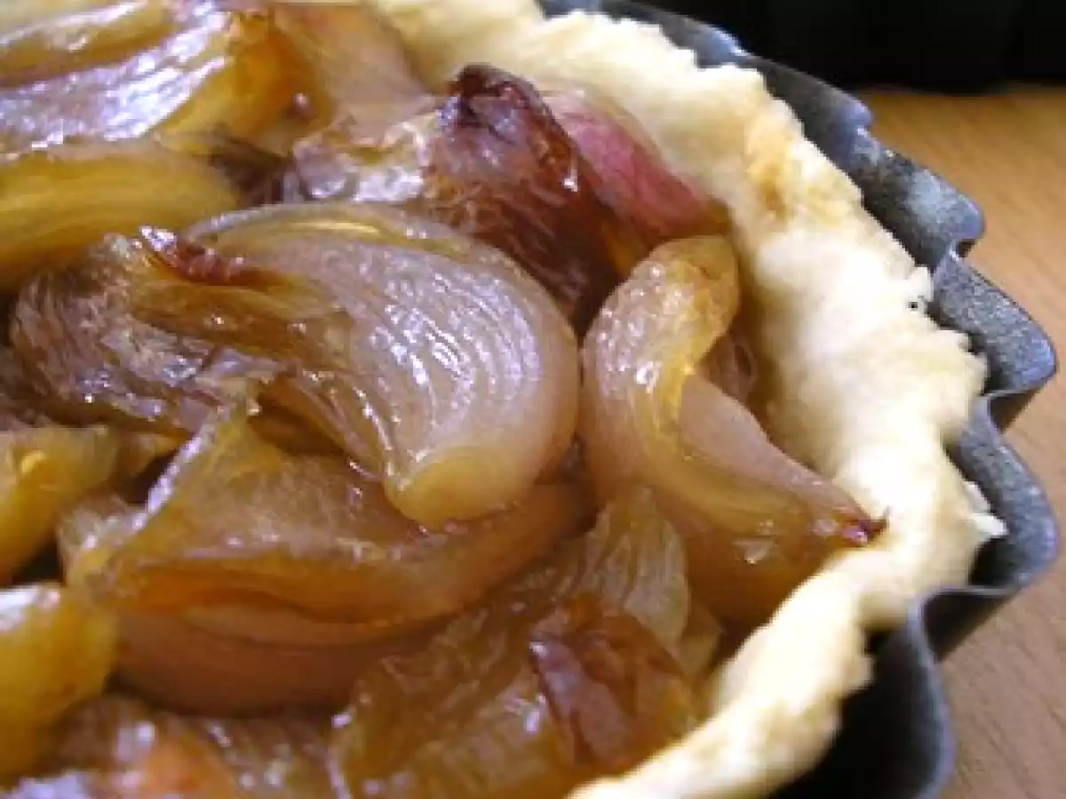 Tarte aux échalotes confites