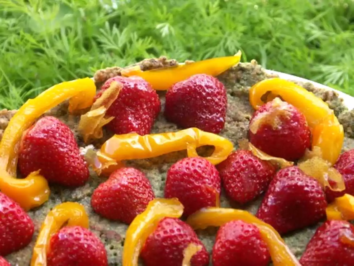 Tarte aux fraises, au poivron jaune et pâte à la pistache