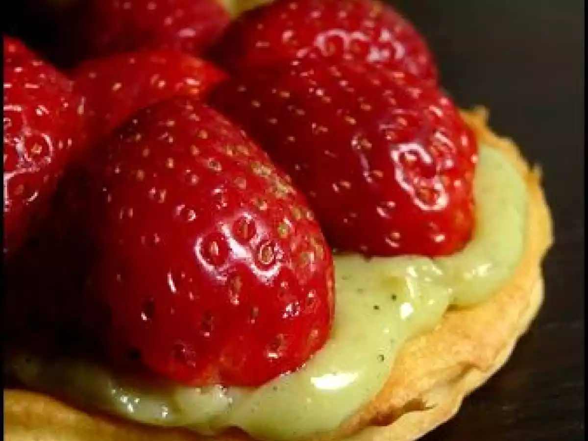 Tarte aux fraises et crème matcha, pâte sablée au beurre