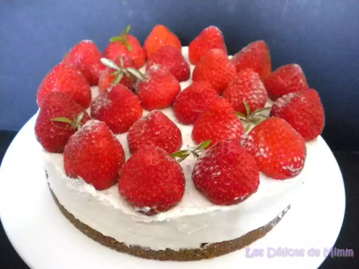 Tarte aux fraises, violettes et mascarpone (sans cuisson)