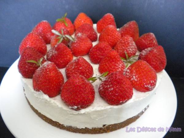 Tarte aux fraises, violettes et mascarpone (sans cuisson)