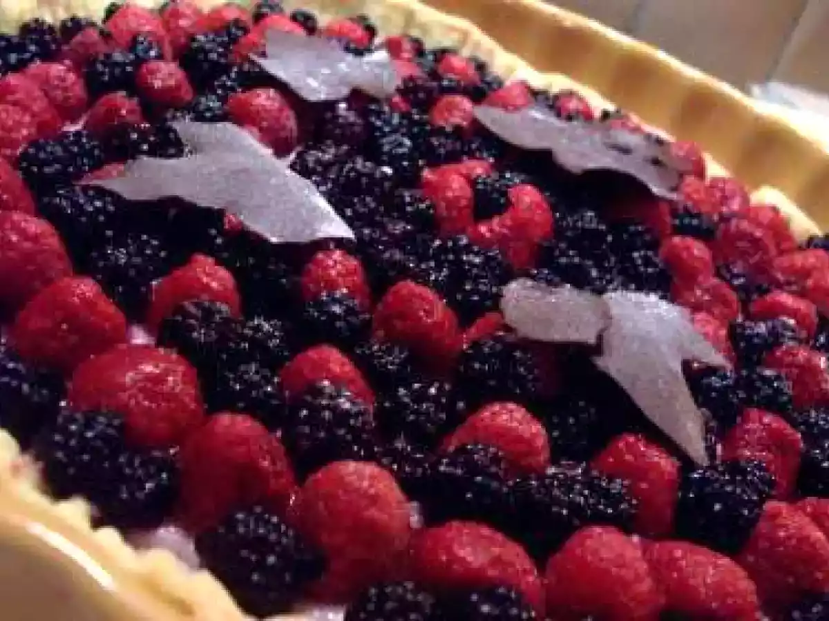 TARTE AUX FRAMBOISES ET MURES SAUVAGES