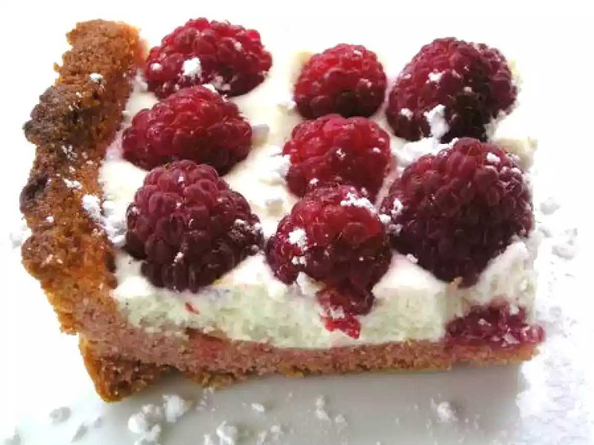 Tarte aux framboises et sa pâte aux biscuits roses de Reims