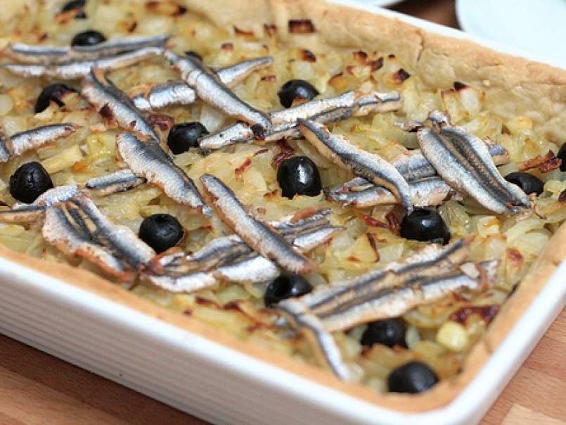 Tarte aux oignons, anchois & olives noires a.k.a Pissaladière