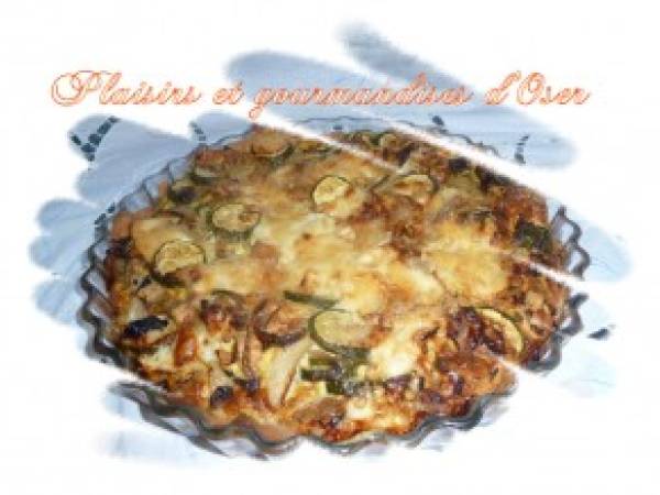 Tarte aux oignons, courgettes, poulet mariné et fromage de chèvre et de brebis