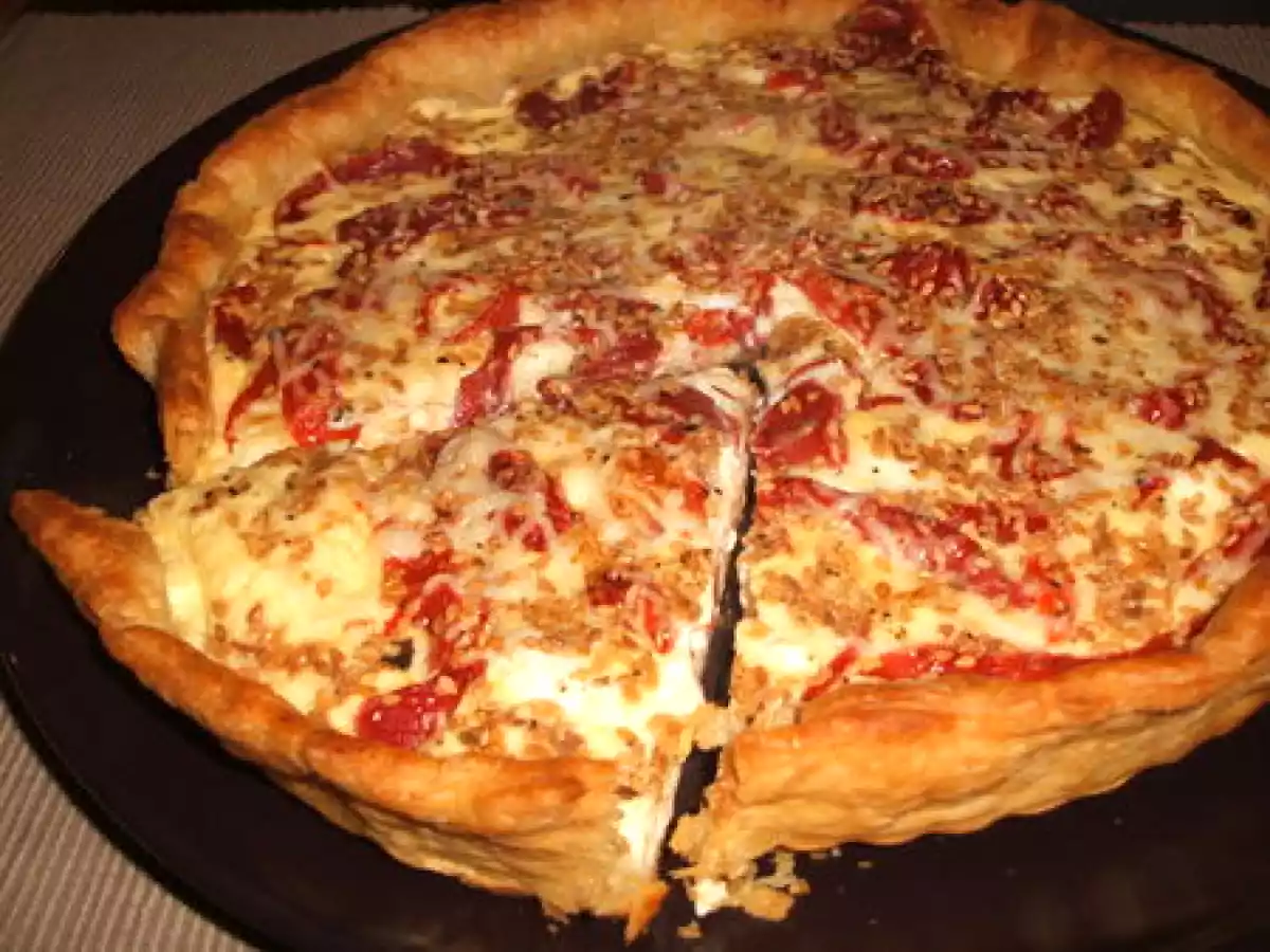 Tarte aux piquillos, chèvre frais & sésame grillé