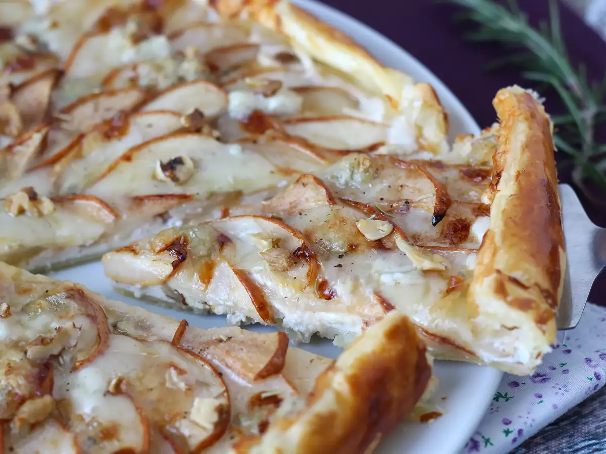 Tarte aux poires, gorgonzola et noix