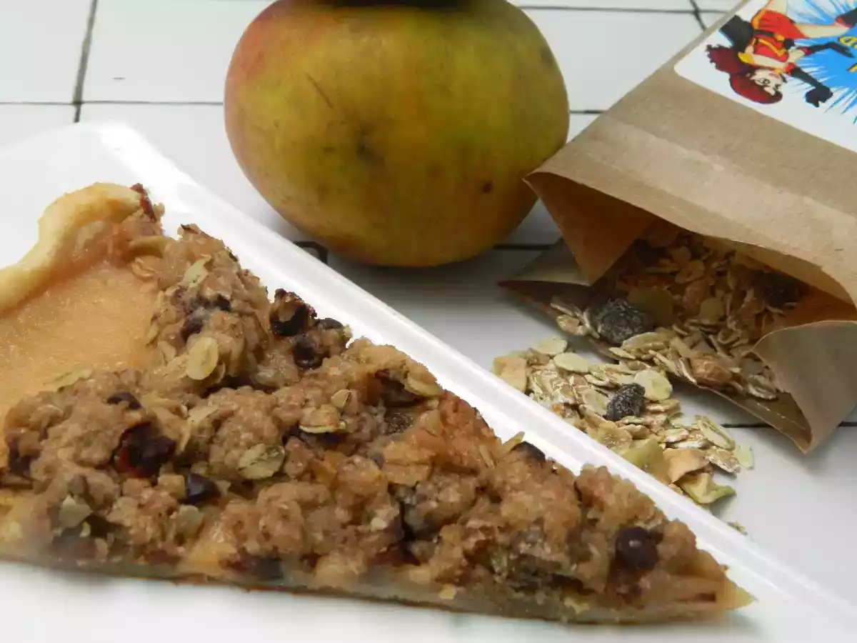 Tarte aux pommes - poires sous son crumble gourmand.