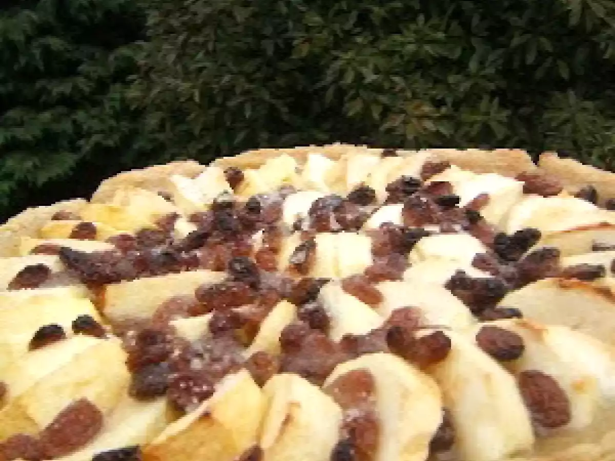 Tarte aux pommes rustique sur une pâte semi-feuilletée au cidre