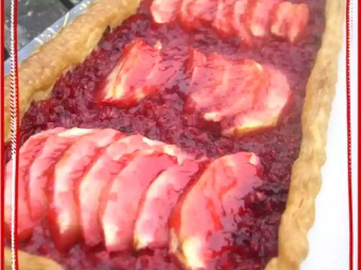 Tarte aux pommes sur brisures de framboises