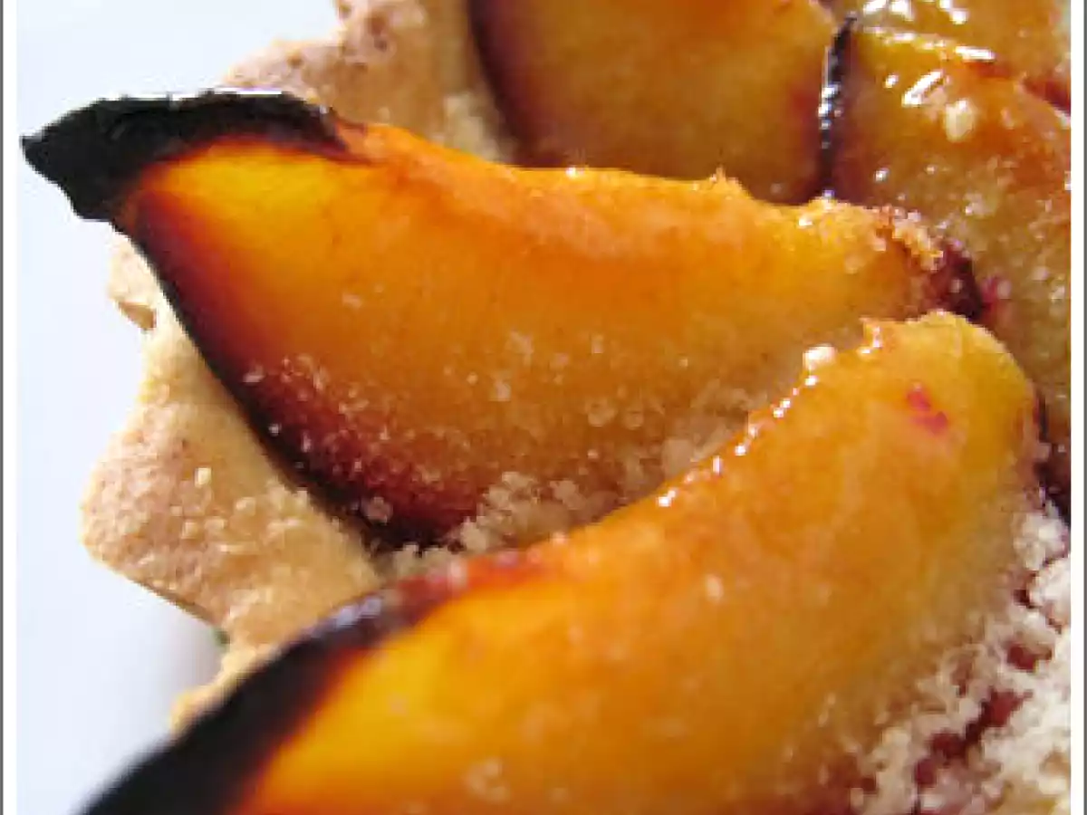 Tarte aux prunes bleues en nappage orange chez GAL