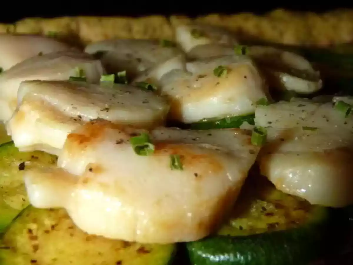 TARTE AUX SAINT-JACQUES ET COURGETTES GRILLEES