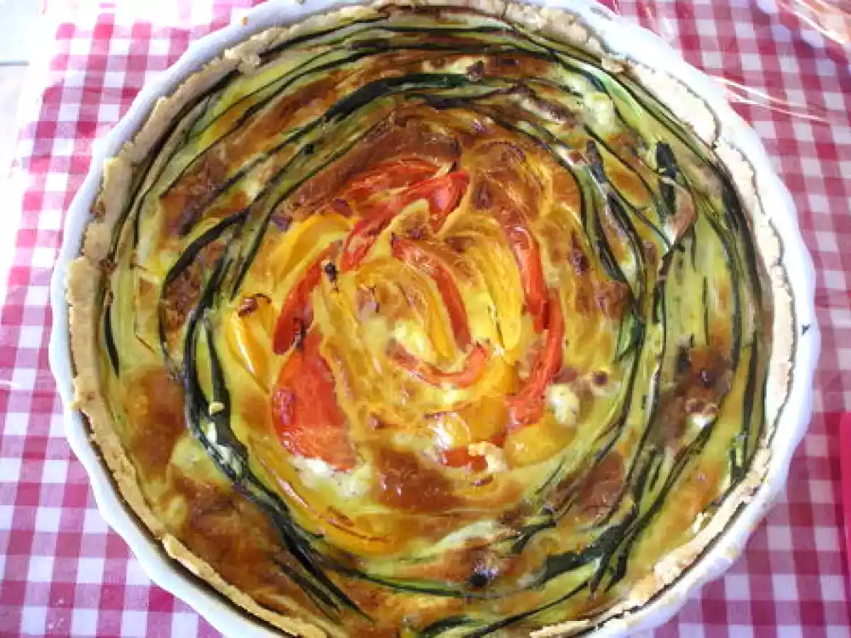 Tarte aux serpentins de légumes (courgettes poivrons tomates)