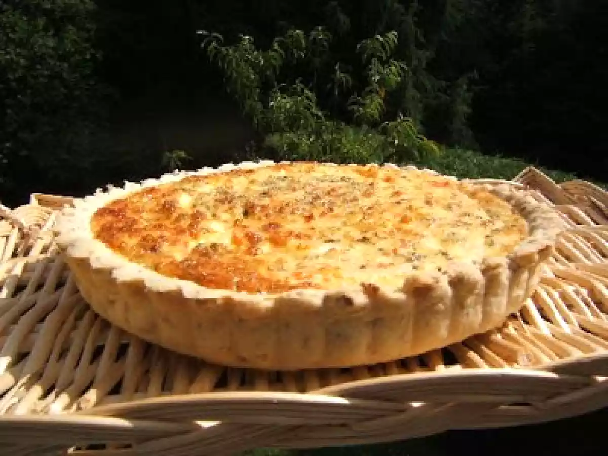 Tarte chaude à l'émietté de crabe sur une pâte brisée maison au sésame dorée