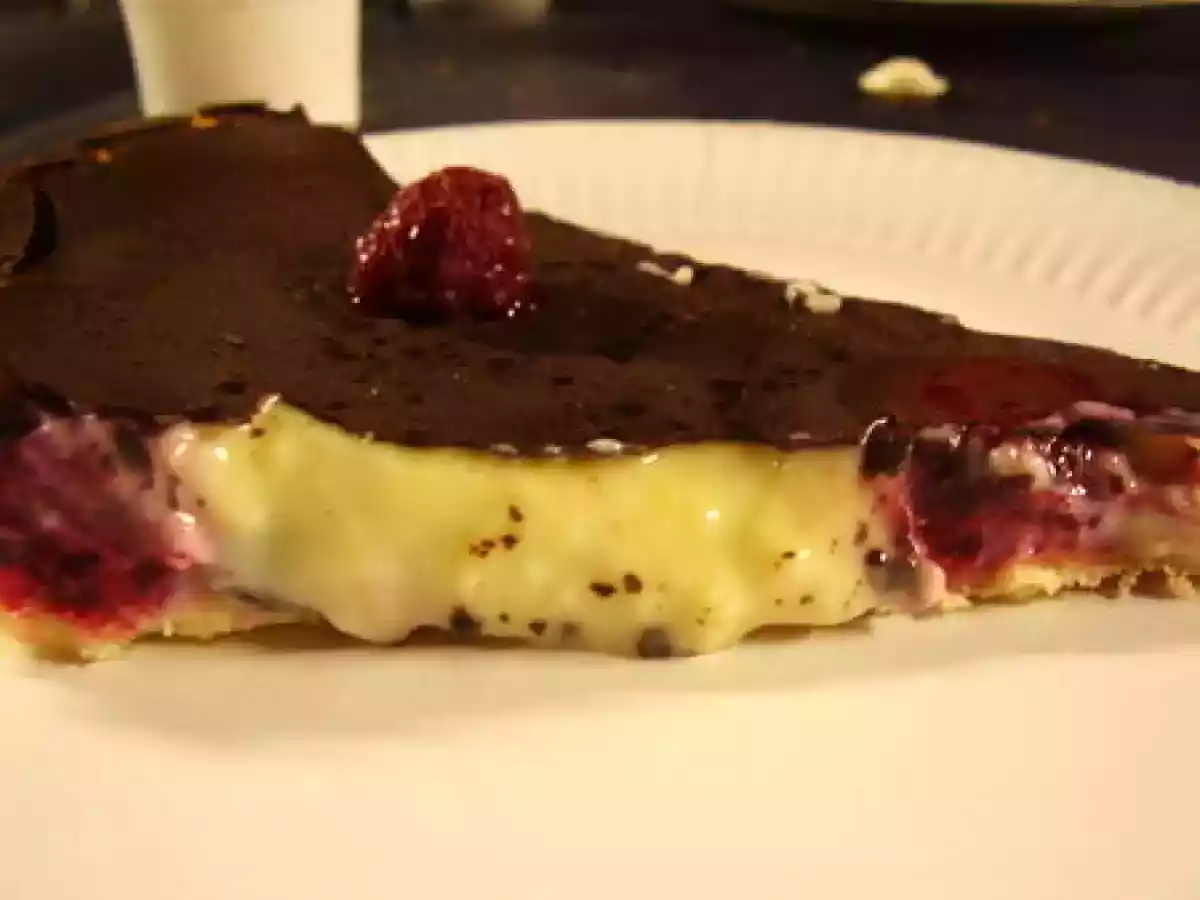 Tarte chocolat blanc-noix de coco et framboises.