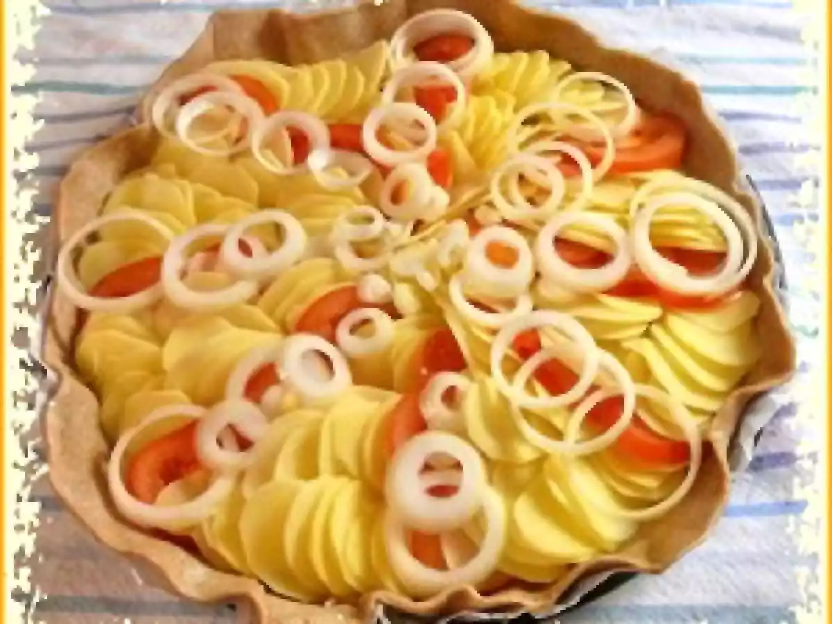 Tarte couronne de pommes de terre et tomates sur un lit de thon