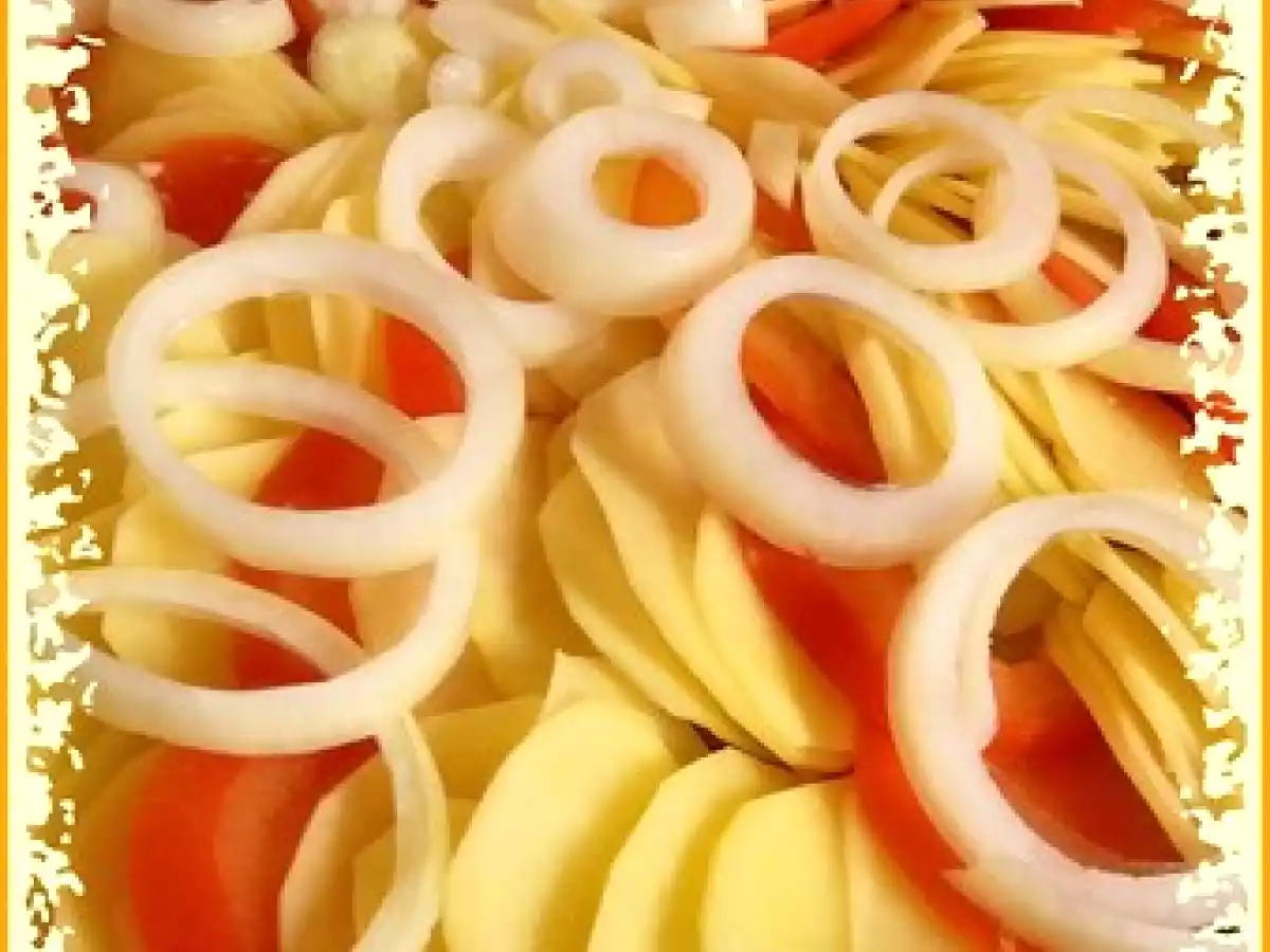 Tarte couronne de pommes de terre et tomates sur un lit de thon - photo 3