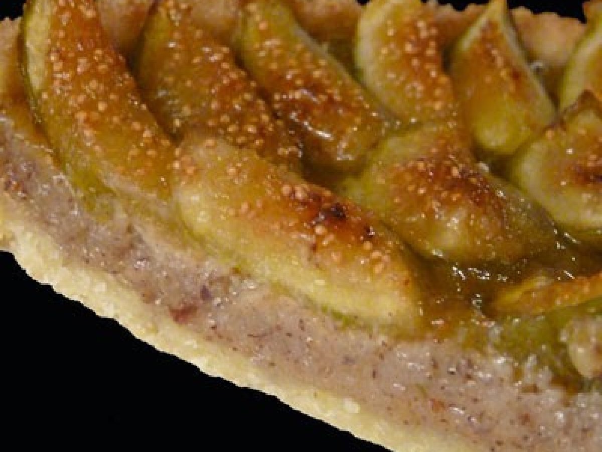 Tarte crème de noisettes, compote de figues et figues fraiches