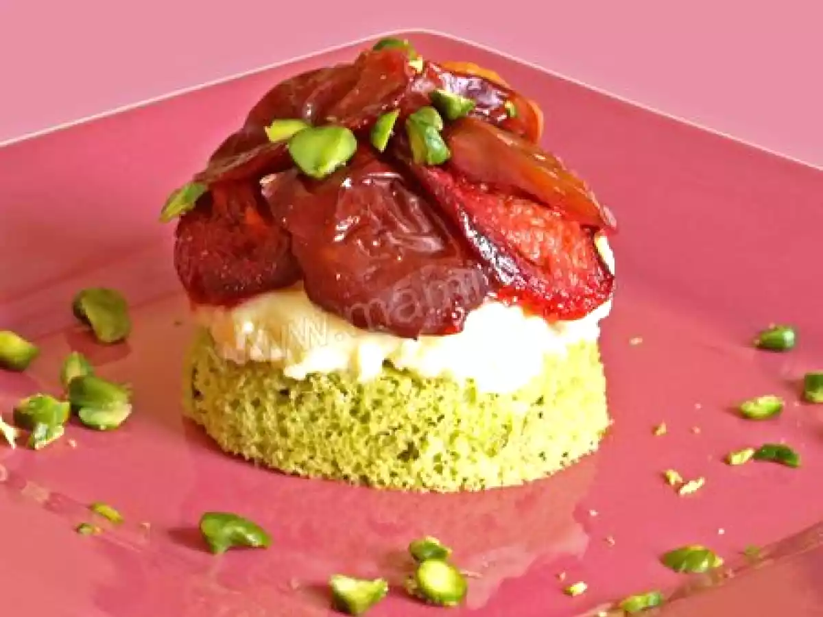 Tarte dacquoise à la pistache et aux quetsches