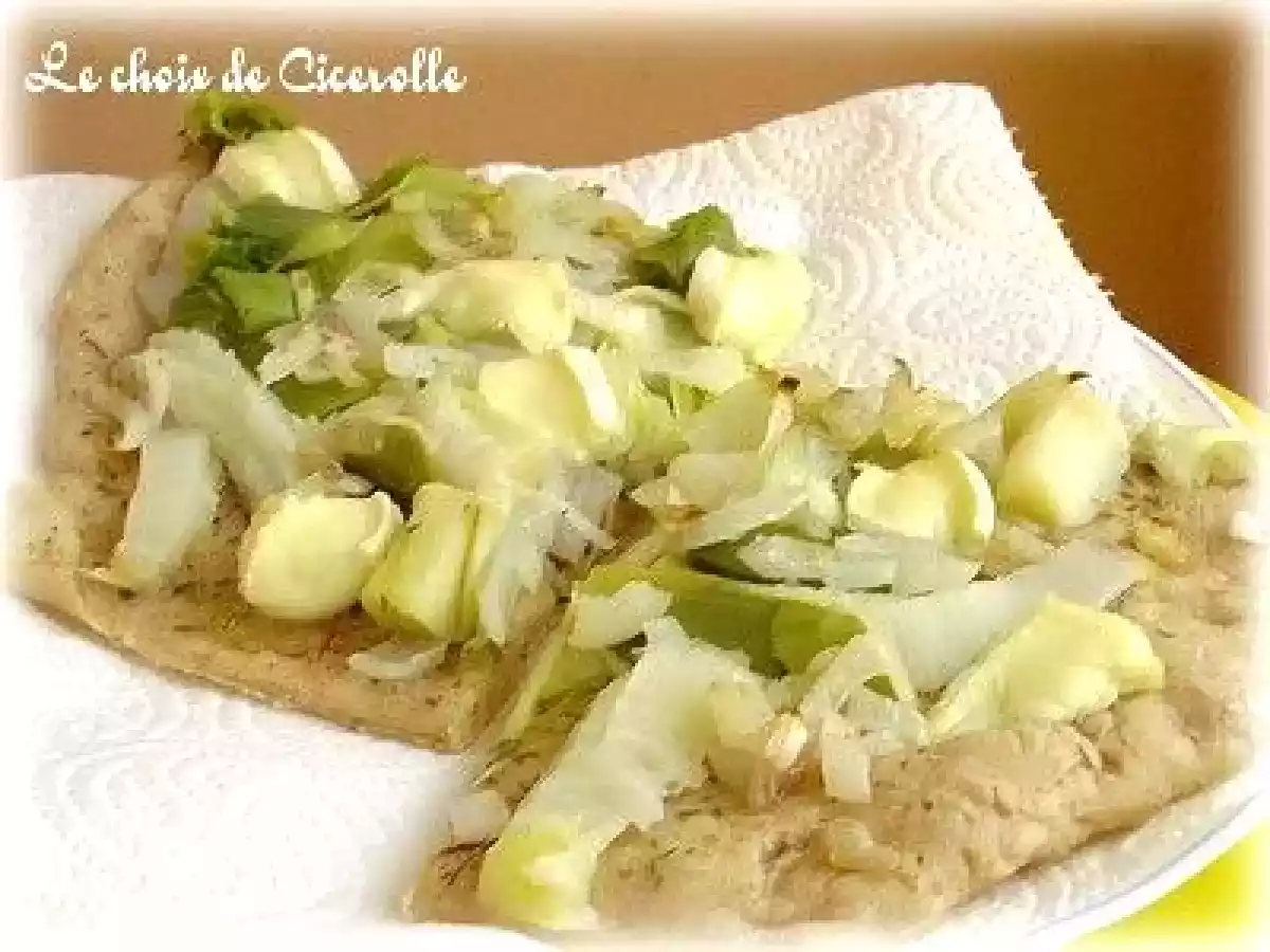 Tarte façon flammekueche, aux poireaux, oignon et fromage