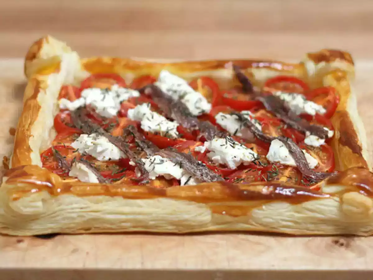 Tarte feuilletée aux tomates-cerises, chèvre & anchois