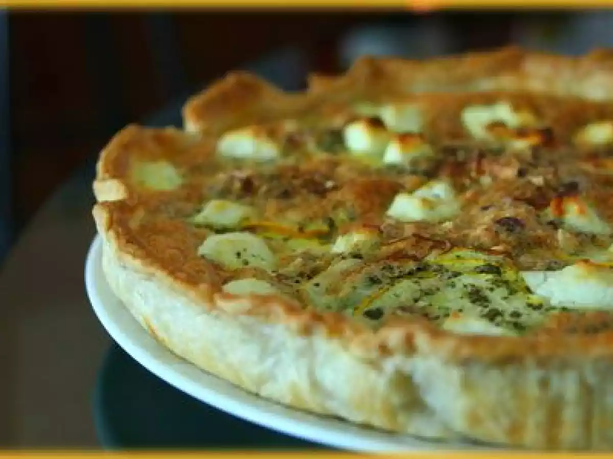 Tarte feuilletée courgettes jaunes, noisettes et sauge.