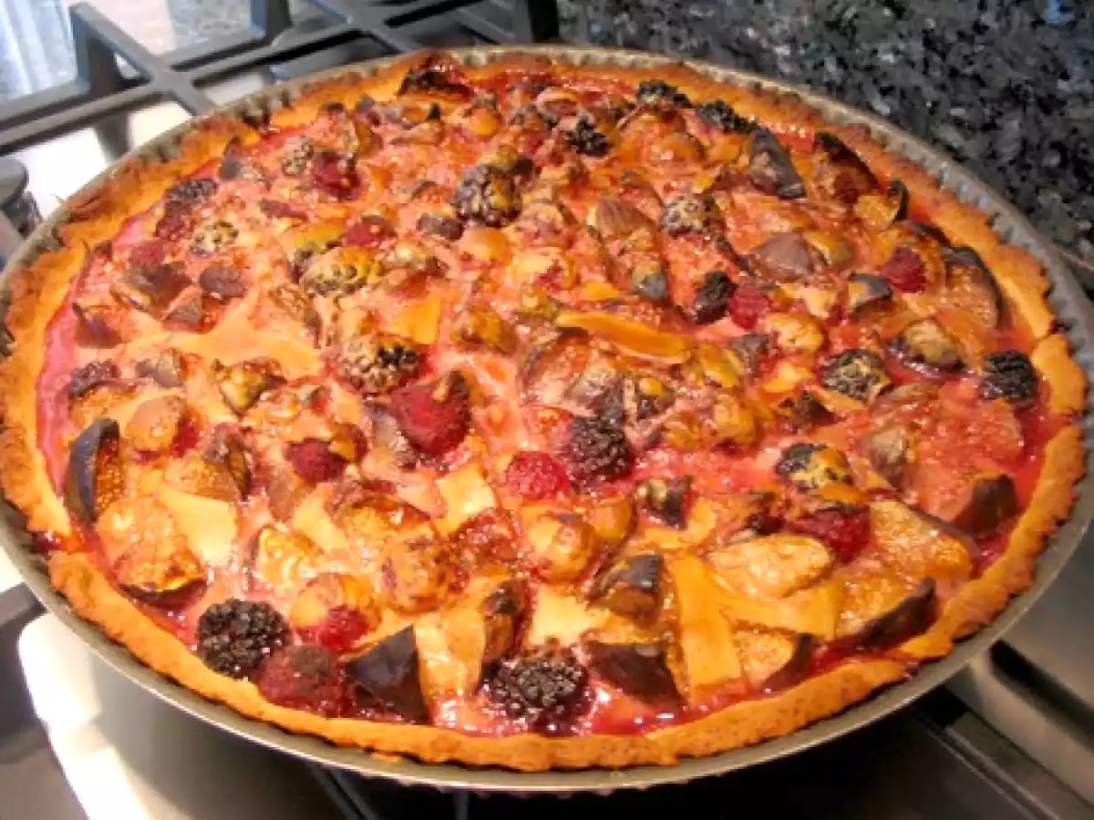 Tarte figues framboises mures et purée d'amande