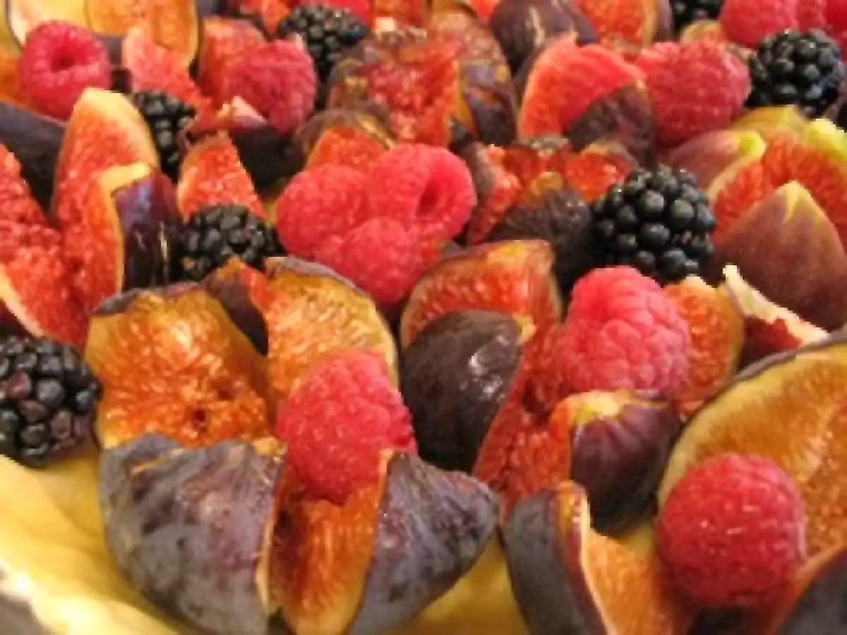 Tarte figues framboises mures et purée d'amande - photo 2