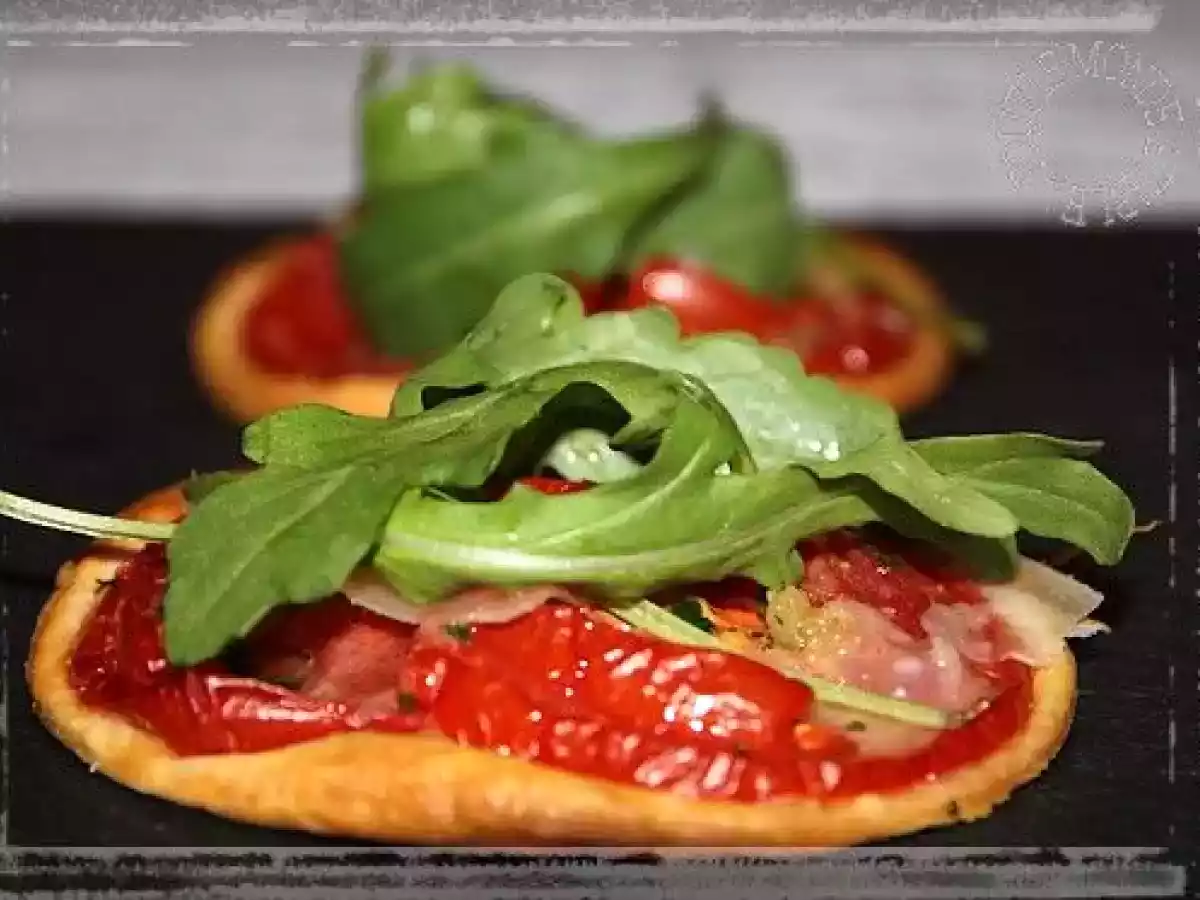 Tarte fine à la tomate, copeaux de parmesan et roquette