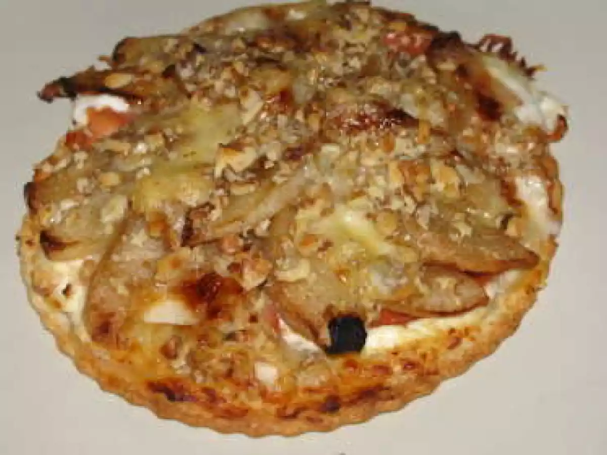 Tarte fine au chèvre, poires, gorgonzola et éclats de noix